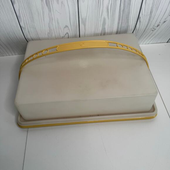 Vintage Tupperware Harvest Gold Rectangular Sheet Cake Carrier with Handle 622-5 - Picture 2 of 7